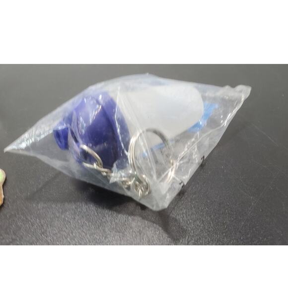 VTG Tupperware Refrigerator Magnets (2) & Quick Shake Key Chain Set of 3 SEALED - Picture 3 of 5